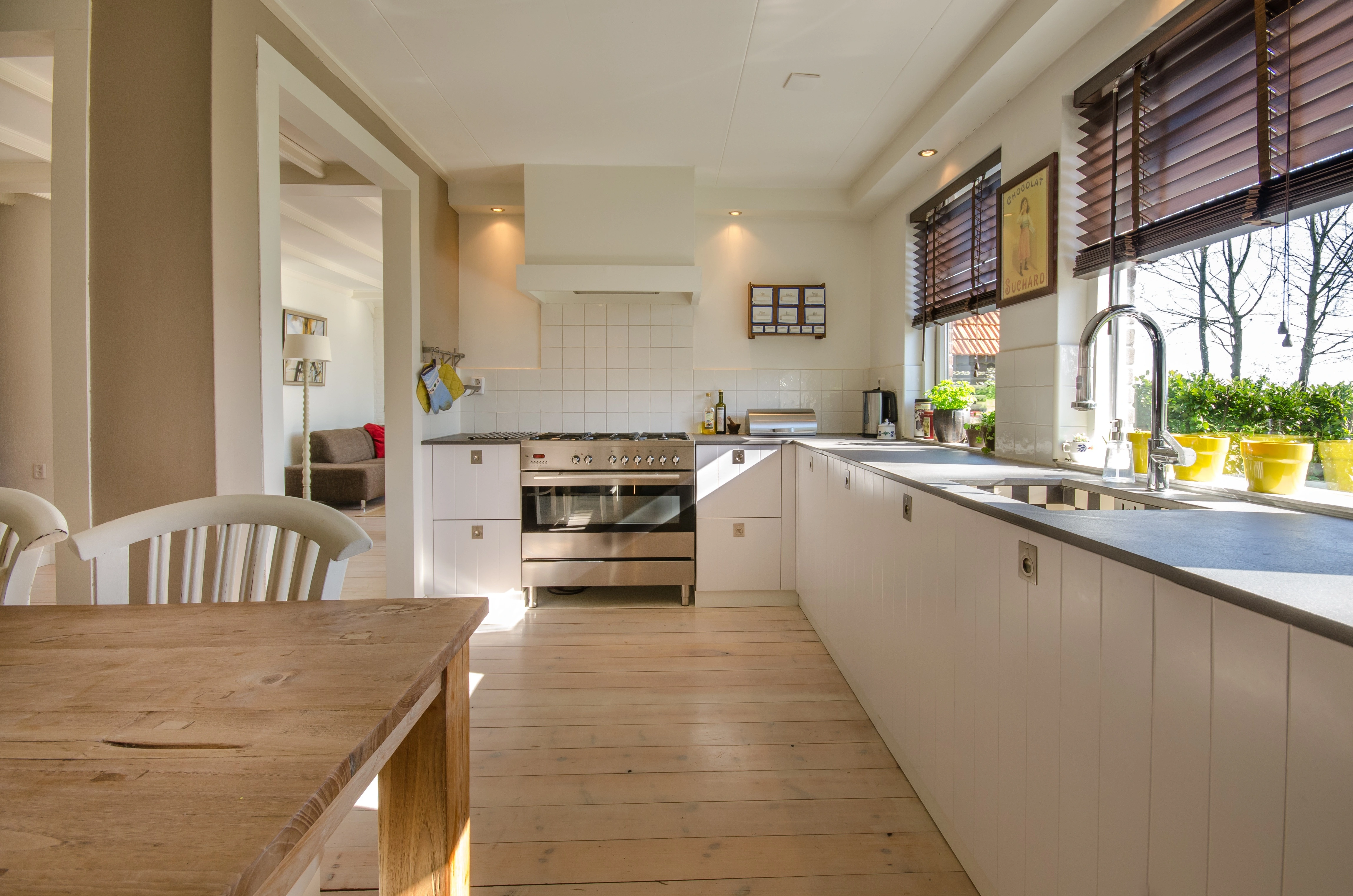 Handleless luxury kitchen Slough — gloss finish